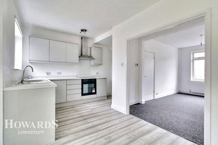 3 Bedroom Semi-Detached House For Sale In Enstone Road, Lowestoft, NR33