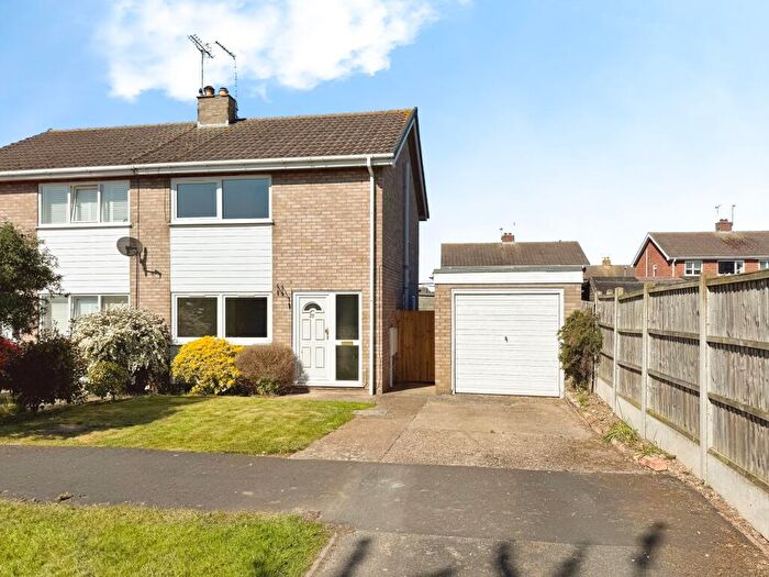 3 Bedroom Semi-Detached House To Rent In Bangor Close, Lincoln, LN5