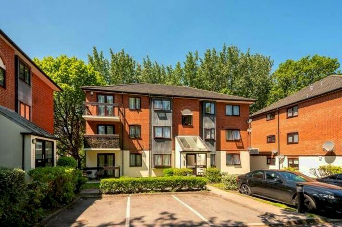 2 Bedroom Flat To Rent In Wavel Place, Crystal Palace, SE26