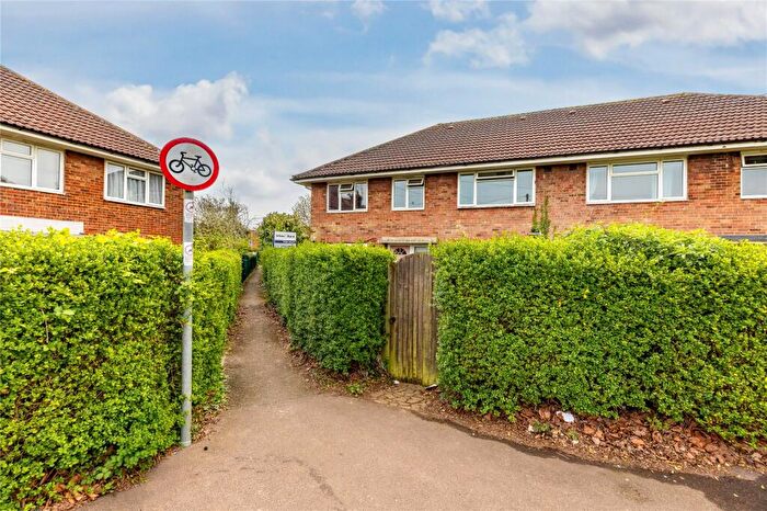 3 Bedroom Maisonette For Sale In Bush Close, Toddington, Bedfordshire, LU5