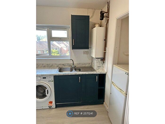 2 Bedroom Flat To Rent In Meadow Croft, Hatfield, AL10