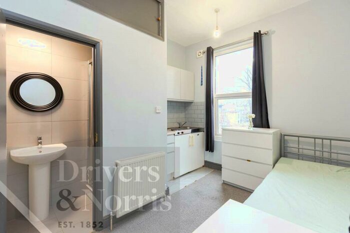 Apartment To Rent In Fairbridge Road, Archway, London, N19