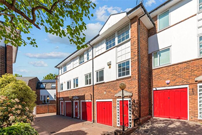 3 Bedroom Terraced House For Sale In Coach House Lane, London, N5