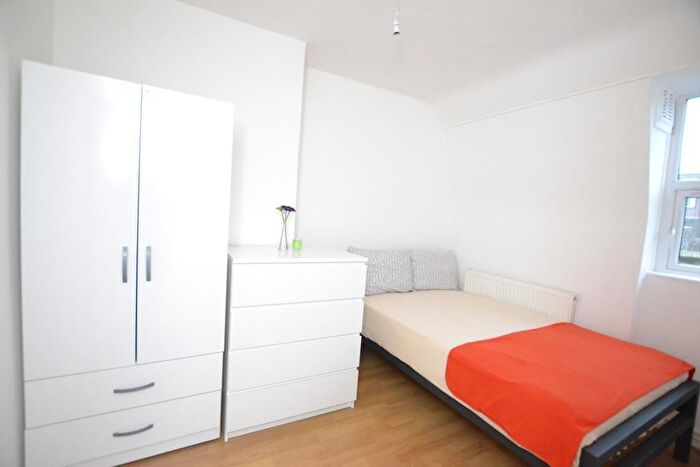 4 Bedroom Semi-Detached House To Rent In Blackthorn Road, Ilford, London, IG1