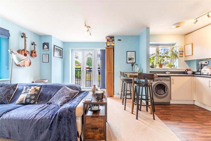 1 Bedroom Flat For Sale In Raynham Close, Guildford, Surrey, GU4