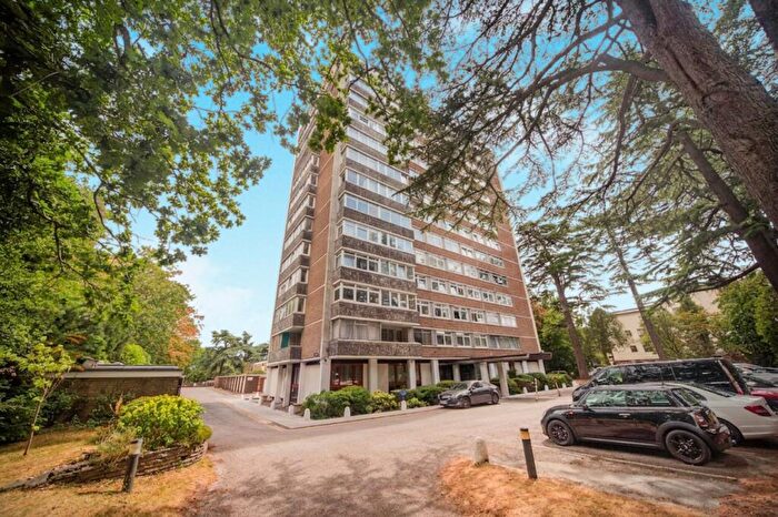 2 Bedroom Flat For Sale In Bassett Avenue, Southampton, Hampshire, SO16