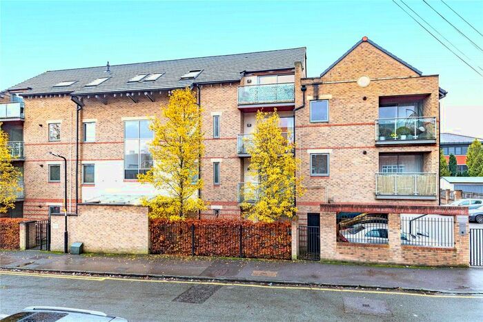 2 Bedroom Flat To Rent In The Crescent, Maidenhead, Berkshire SL6