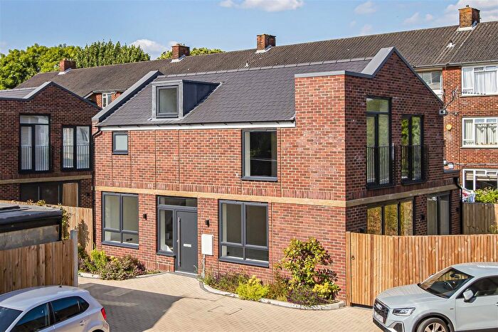 3 Bedroom Detached House For Sale In Bramley Road, London, N14