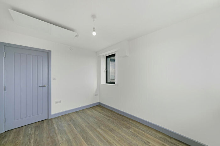 3 Bedroom Apartment To Rent In Dean House, L22