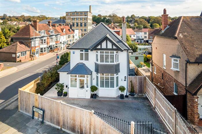 3 Bedroom Detached House For Sale In Windlesham Close, Portslade, BN41