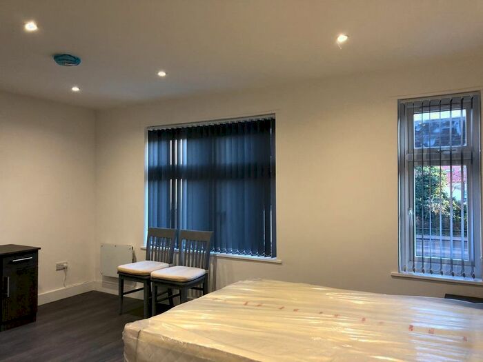 1 Bedroom Property To Rent In Adelaide Terrace, Great West Road, Brentford, TW8