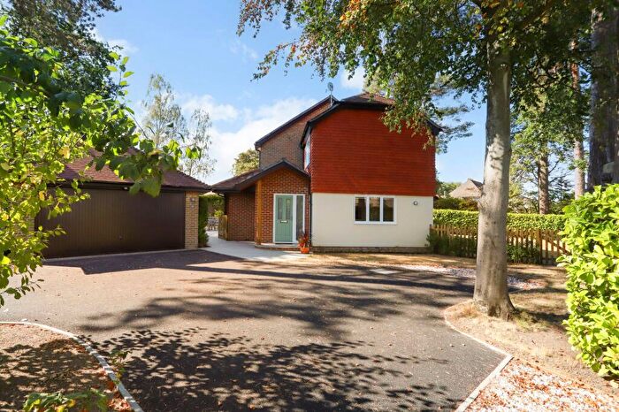 4 Bedroom Detached House For Sale In Boundstone Road, Farnham, GU10