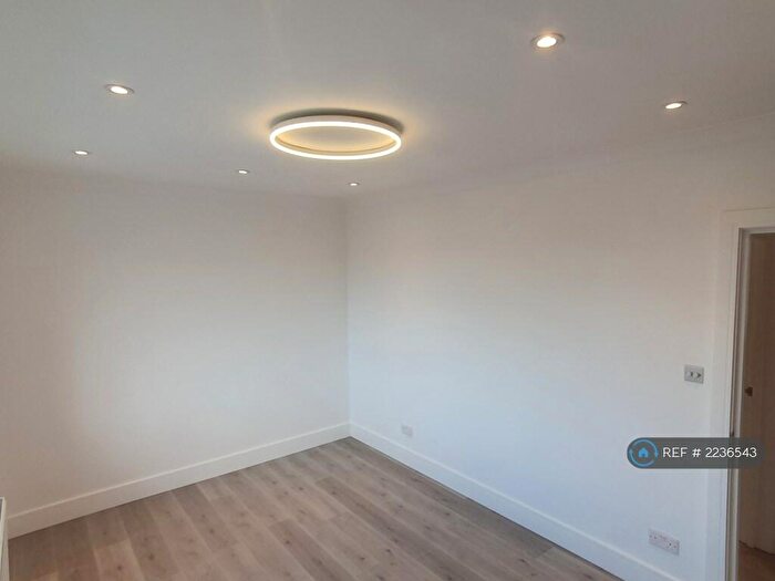 2 Bedroom Flat To Rent In Cardrew Court, London, N12