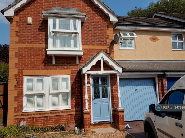 3 Bedroom Semi-Detached House To Rent In Jay Close, Reading, RG6