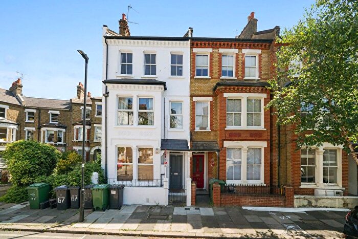 2 Bedroom Flat To Rent In Heyford Avenue, Oval, London, SW8