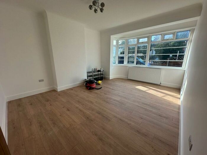2 Bedroom Flat To Rent In Edgwarebury Lane, Edgware, HA8