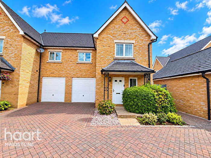3 Bedroom Semi Detached House For Sale In Cinnamon Grove, Maidstone, ME16