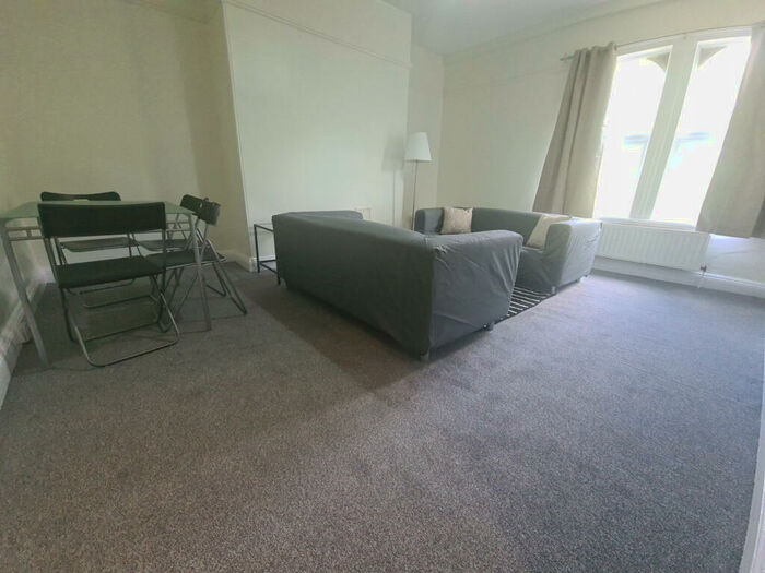 3 Bedroom Flat To Rent In Moorland Road, Leeds, LS6