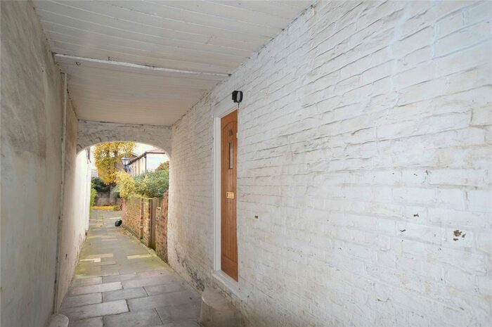 2 Bedroom Flat To Rent In Wrotham Road, Gravesend, Kent, DA11