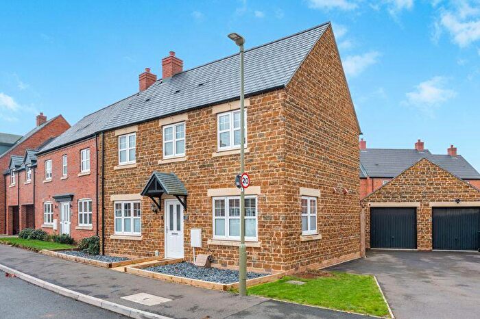 3 Bedroom Detached House For Sale In Bismore Road, Banbury - No Onward Chain, OX16