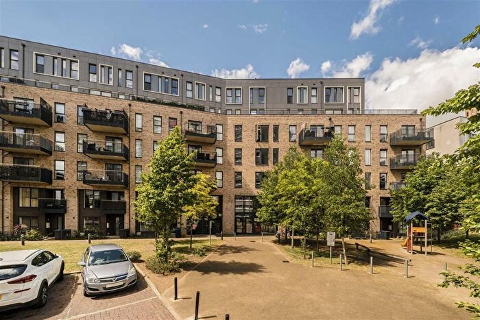 2 Bedroom Flat To Rent In Trinity Way, Acton, W3