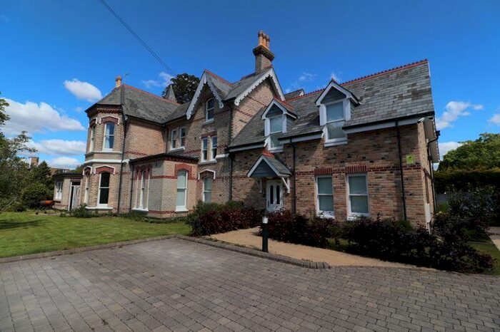 3 Bedroom Flat To Rent In Beautifully Presentefd Double Bedroom Maisonette - Available Now &#; Pcm, BH1