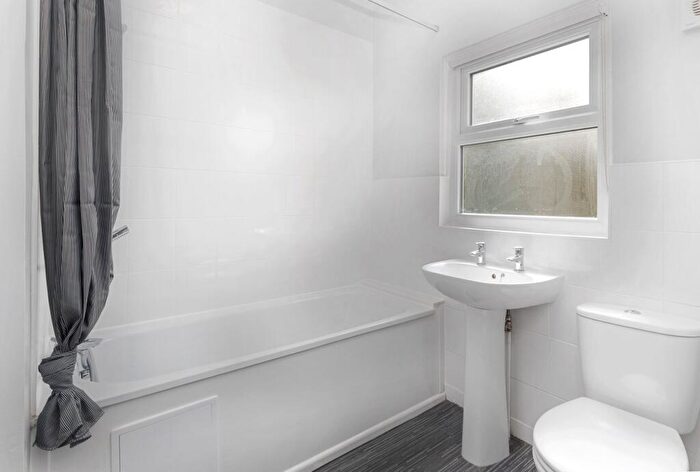 2 Bedroom Flat For Sale In Waterloo Crescent, Nottingham, Nottinghamshire, NG7