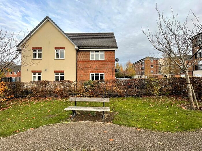 2 Bedroom Flat For Sale In Kenley Place, Farnborough, Hampshire, GU14
