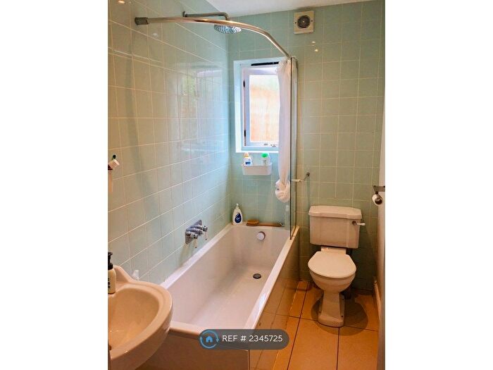 2 Bedroom Flat To Rent In Chatto Road, London, SW11