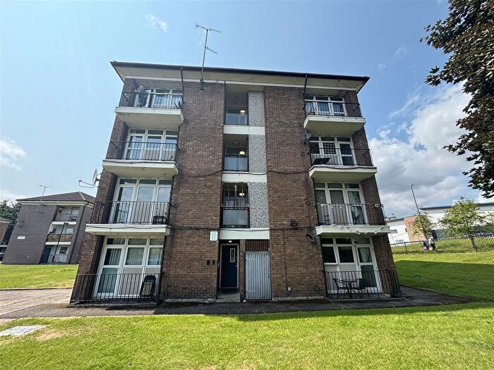 1 Bedroom Flat To Rent In Lloyds Gardens, Altrincham, WA14