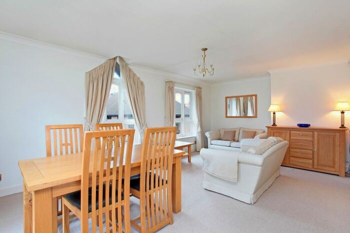 3 Bedroom Flat To Rent In Sheet Street, Windsor, SL4