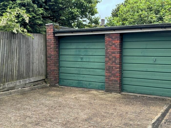 Garage / Parking To Rent In Rear Of Long Lane, Finchley, N3