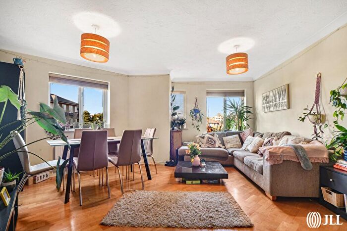 2 Bedroom Flat To Rent In Myddleton Avenue London, N4