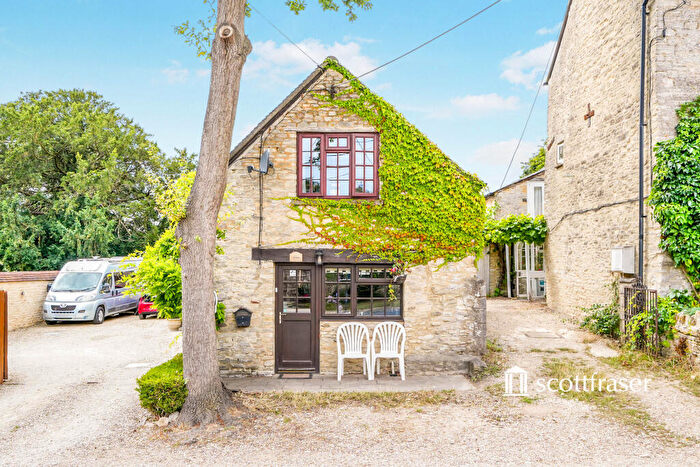 3 Bedroom Cottage To Rent In The Elms, The Walk, OX5