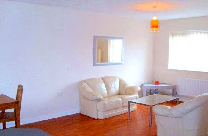 2 Bedroom Flat To Rent In Bedroom Apartment Victoria Court, Victoria Lane, Whitefield, M45