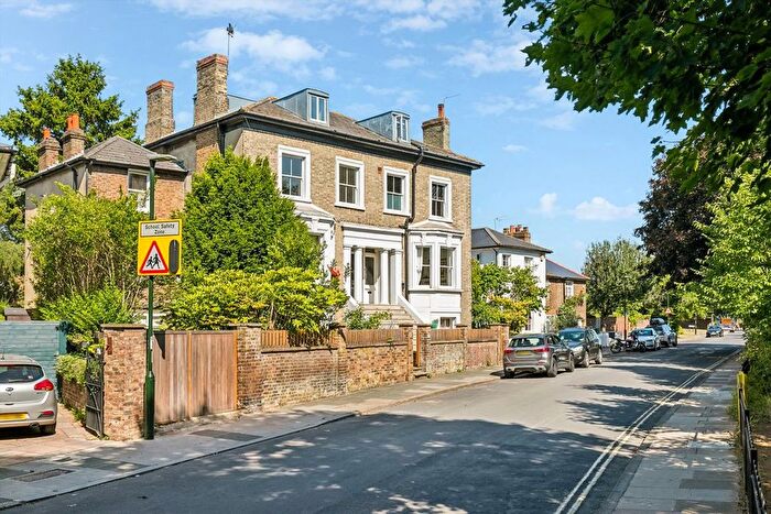 2 Bedroom Flat For Sale In Stanley Road, Twickenham, TW2