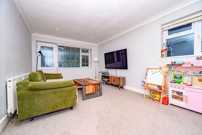 2 Bedroom Flat For Sale In Carlisle Avenue, St. Albans, AL3