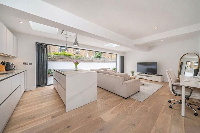 2 Bedroom Flat For Sale In Tremadoc Road, Clapham, SW4