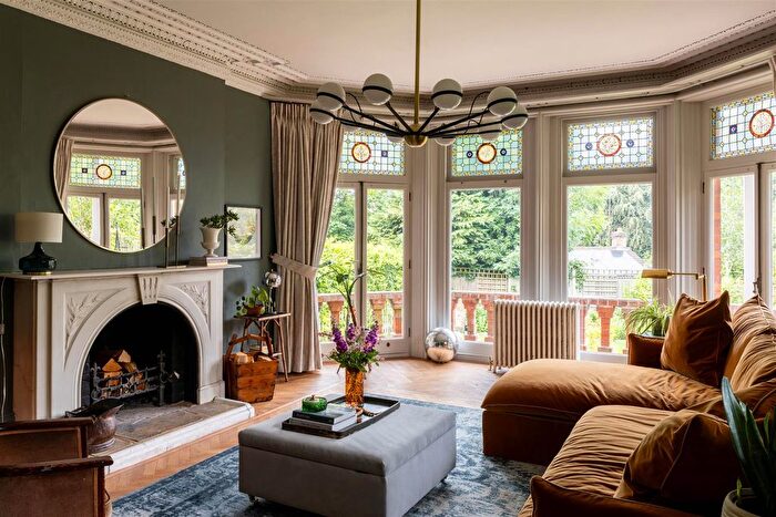 6 Bedroom Semi-Detached House For Sale In Guildford Road, Westcott, RH4
