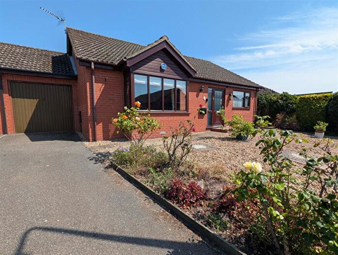 3 Bedroom Semi-Detached Bungalow For Sale In Oak Tree Way, Harleston, IP20