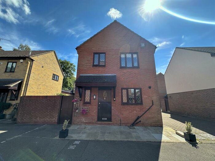 3 Bedroom Detached House To Rent In Linden Rise, Warley, CM14
