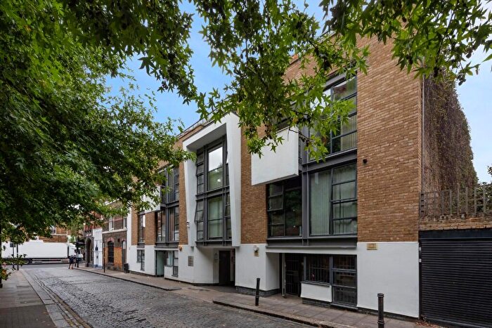 3 Bedroom Town House To Rent In Bouton Place, London, N1