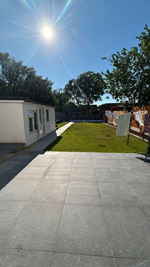 Studio To Rent In Felstead Avenue, Ilford, Barkingside, Clayhall, Ig1