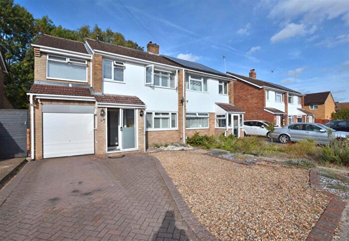 4 Bedroom Semi-Detached House For Sale In Nash Close, Farnborough, GU14