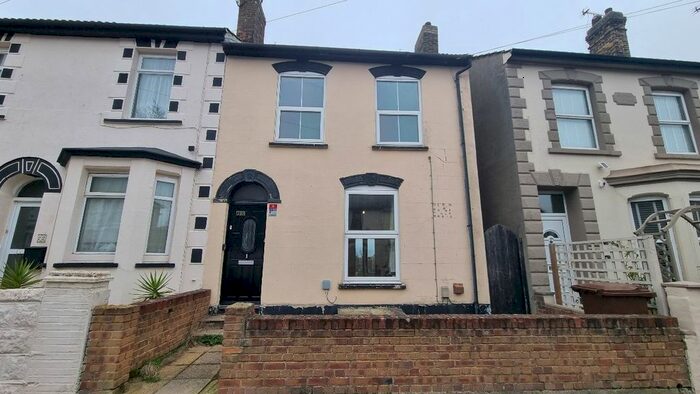 3 Bedroom Semi-Detached House To Rent In Kingswood Road, Gillingham, ME7