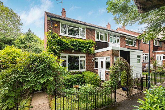 3 Bedroom End Of Terrace House For Sale In Well Hall Road, Eltham, SE9