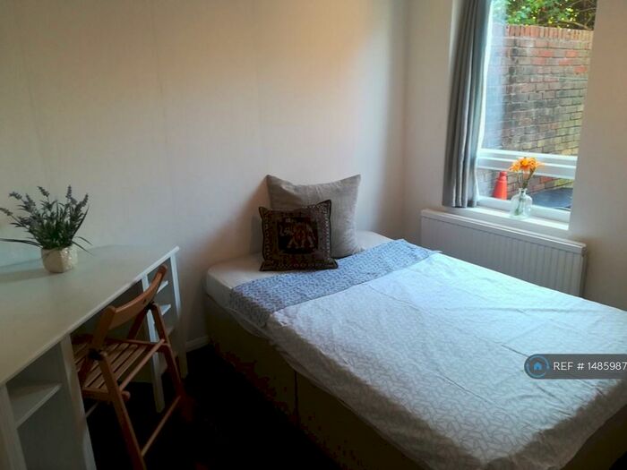 6 Bedroom Terraced House To Rent In Overbrook Walk, Edgware, HA8