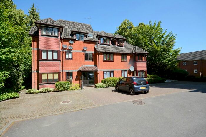 2 Bedroom Flat To Rent In Crowthorne Lodge, Crowthorne Road, Bracknell, RG12