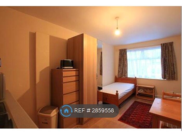 Studio To Rent In Lulworth Avenue, Hounslow, TW5
