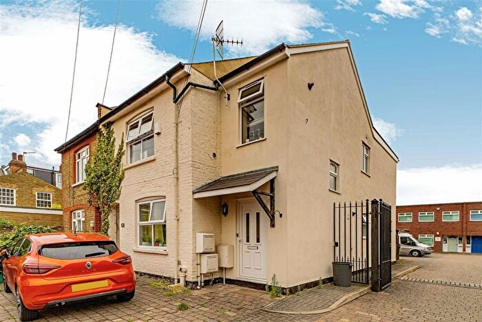 2 Bedroom Flat To Rent In Elmtree Road, Teddington, TW11